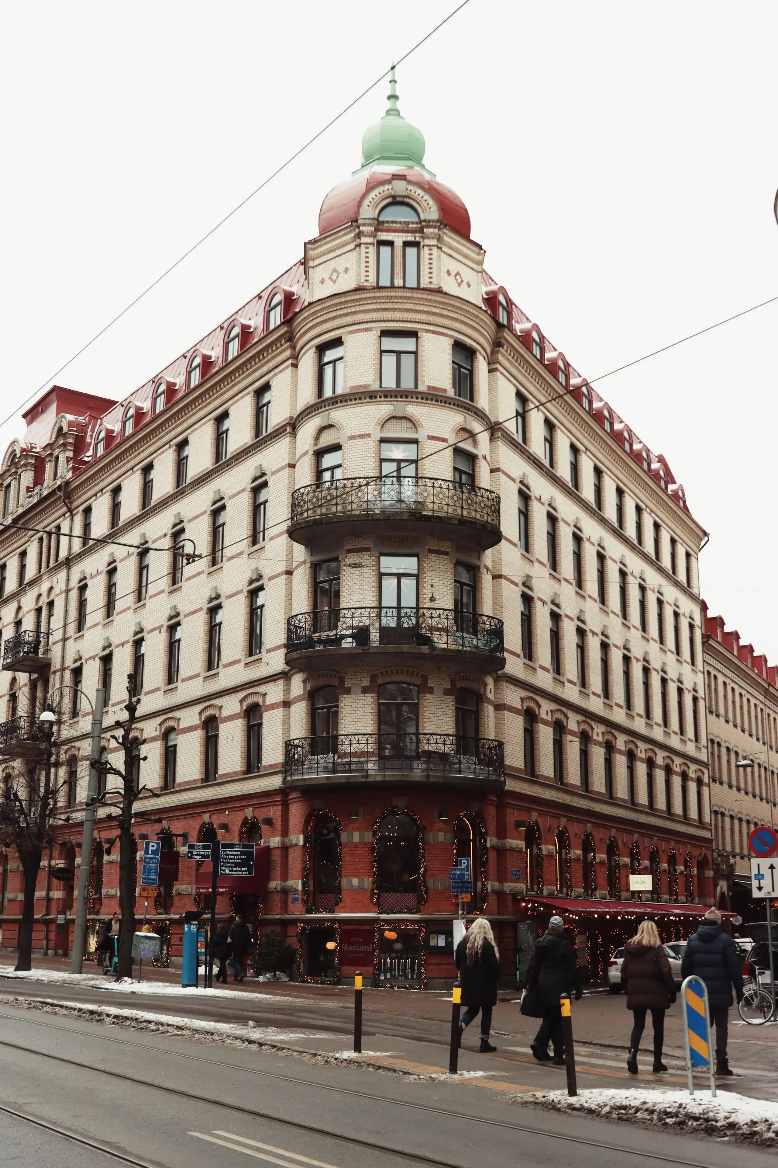 Ornerat hörnhus i sten, centrala Göteborg